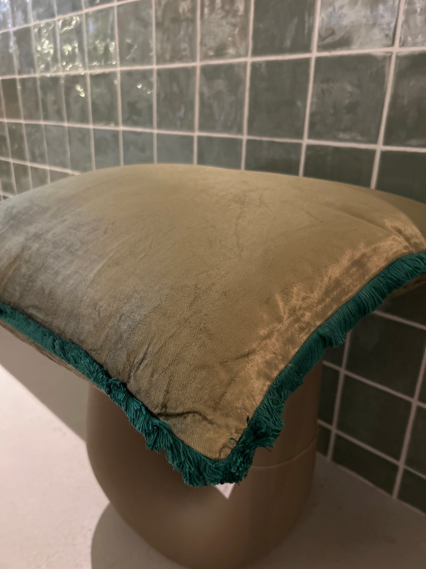 Cushion Colmore velvet green fringe